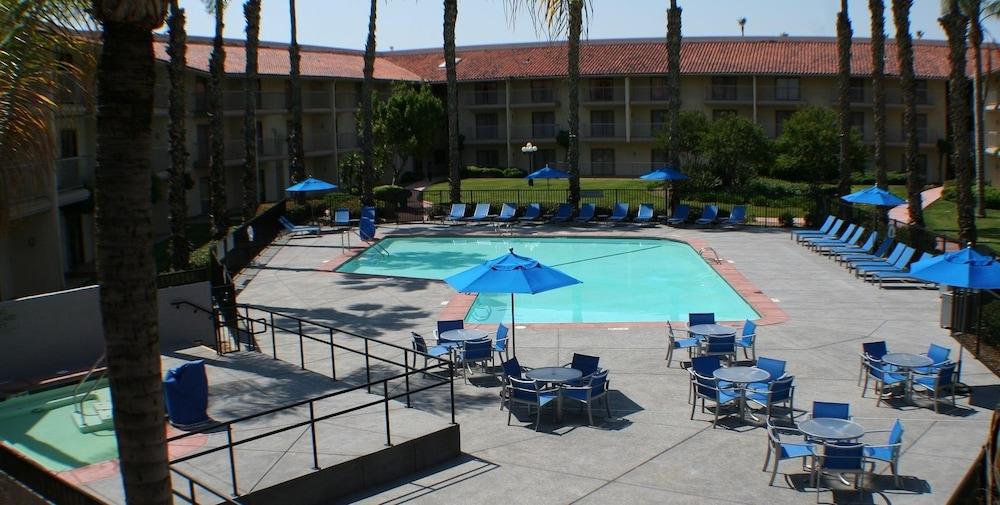 DoubleTree by Hilton Bakersfield Hotell Eksteriør bilde