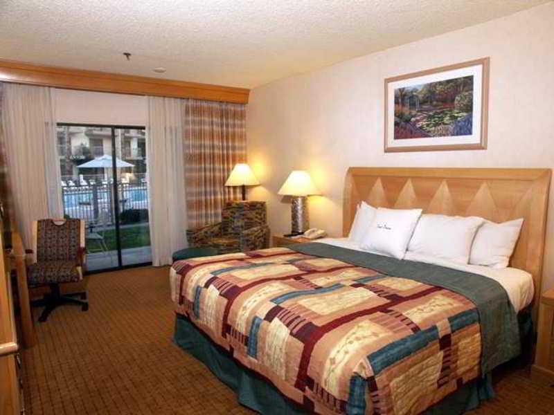 DoubleTree by Hilton Bakersfield Hotell Eksteriør bilde