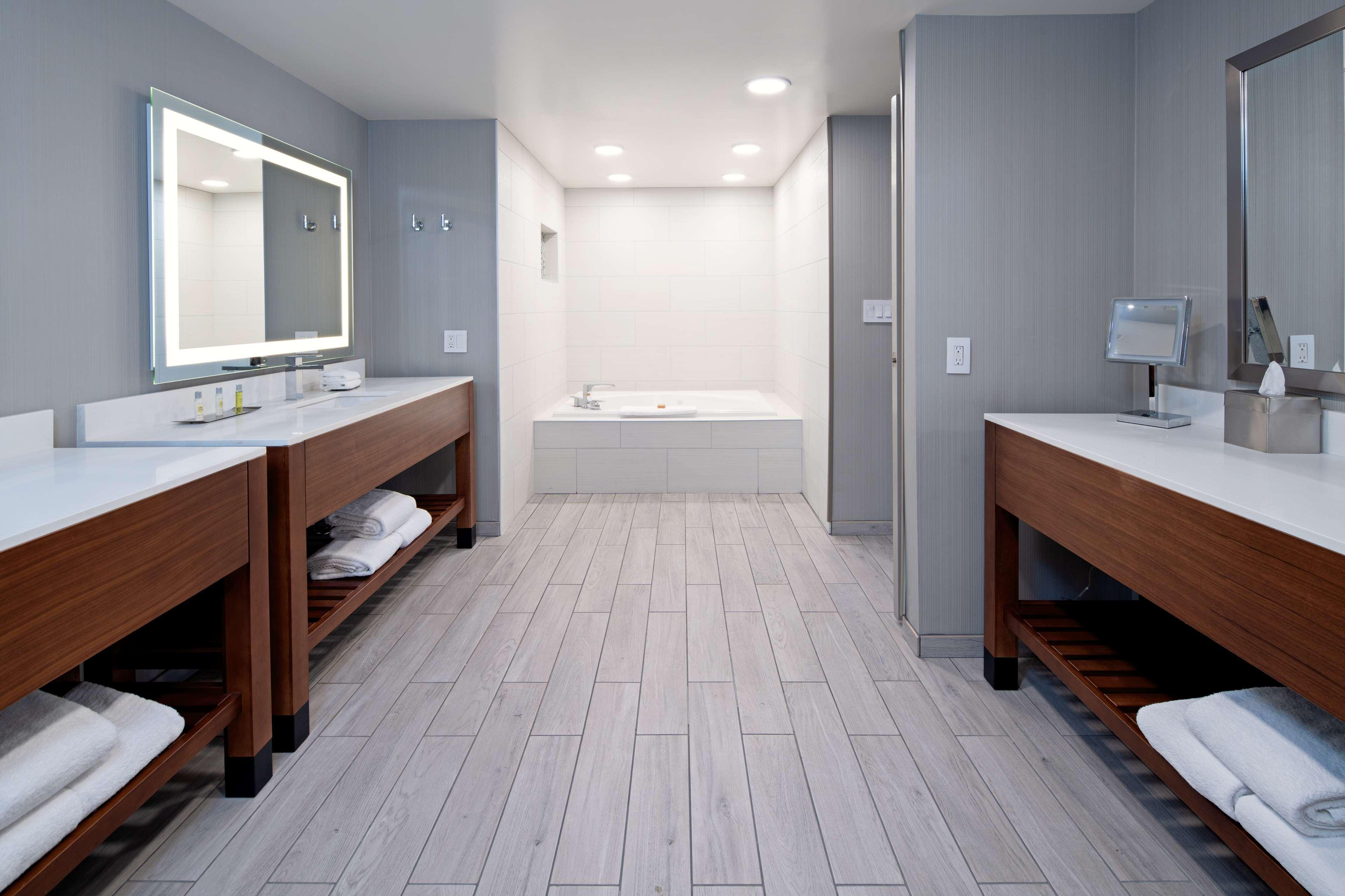 DoubleTree by Hilton Bakersfield Hotell Eksteriør bilde