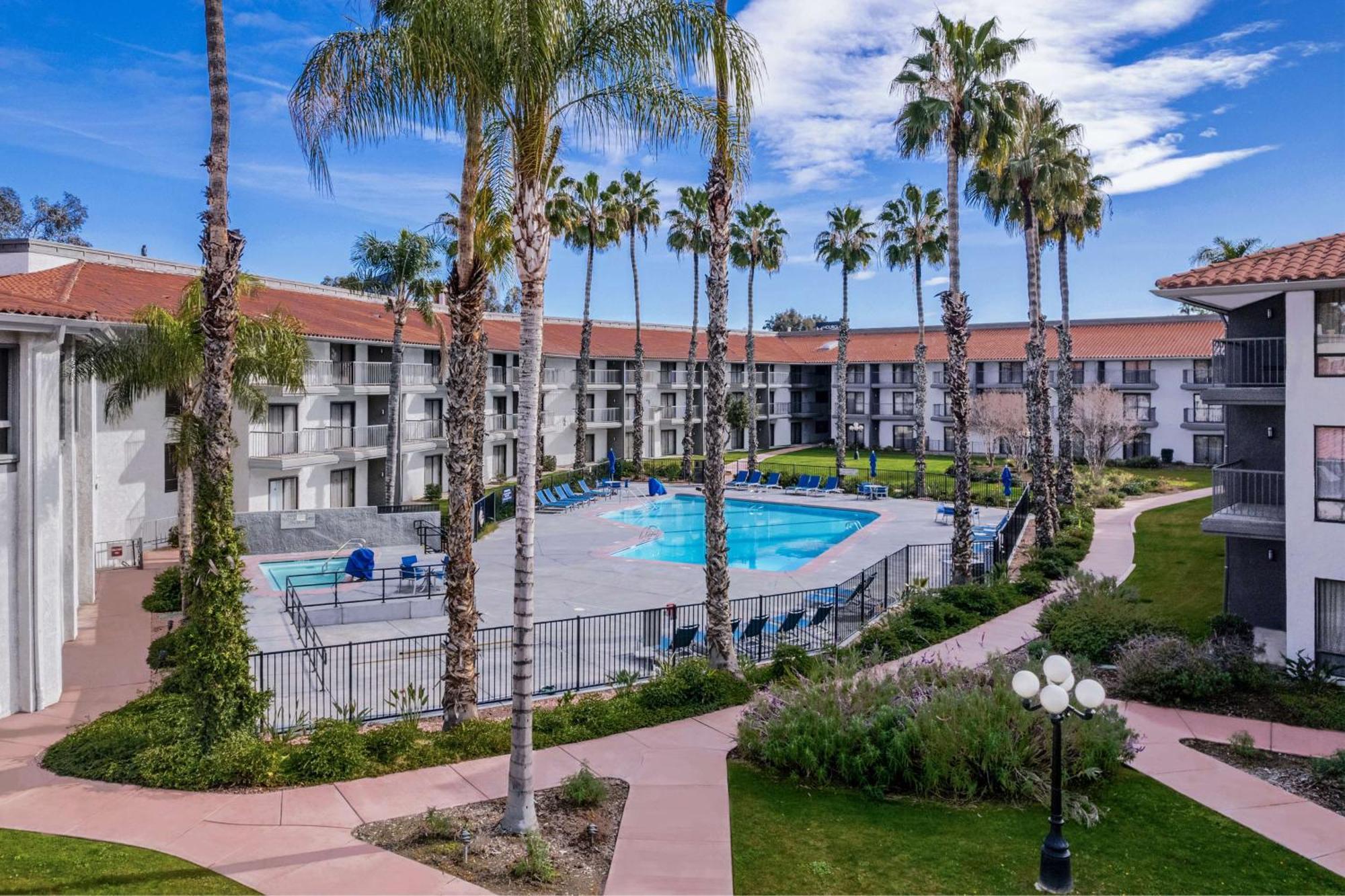 DoubleTree by Hilton Bakersfield Hotell Eksteriør bilde