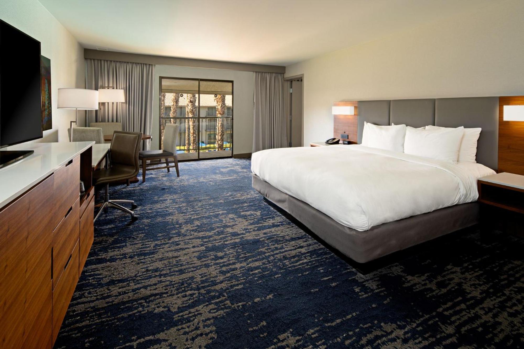 DoubleTree by Hilton Bakersfield Hotell Eksteriør bilde