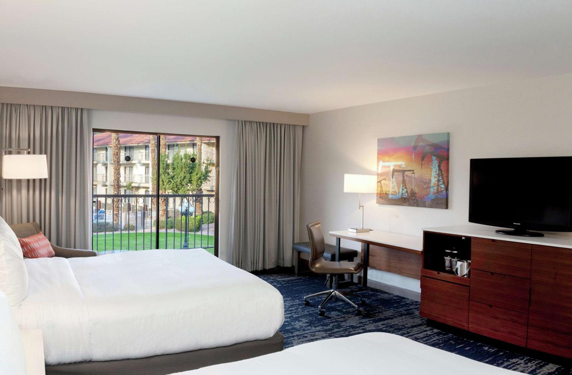 DoubleTree by Hilton Bakersfield Hotell Eksteriør bilde