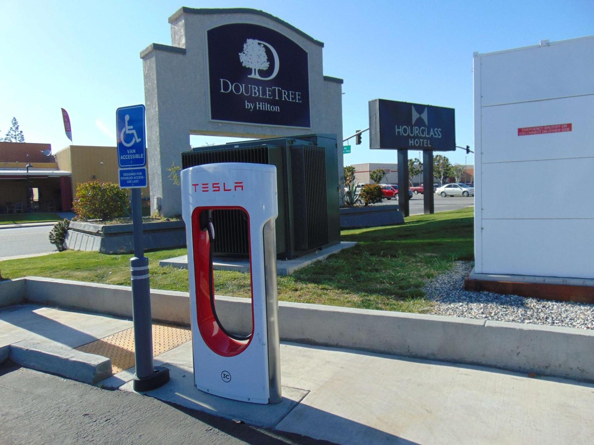 DoubleTree by Hilton Bakersfield Hotell Eksteriør bilde