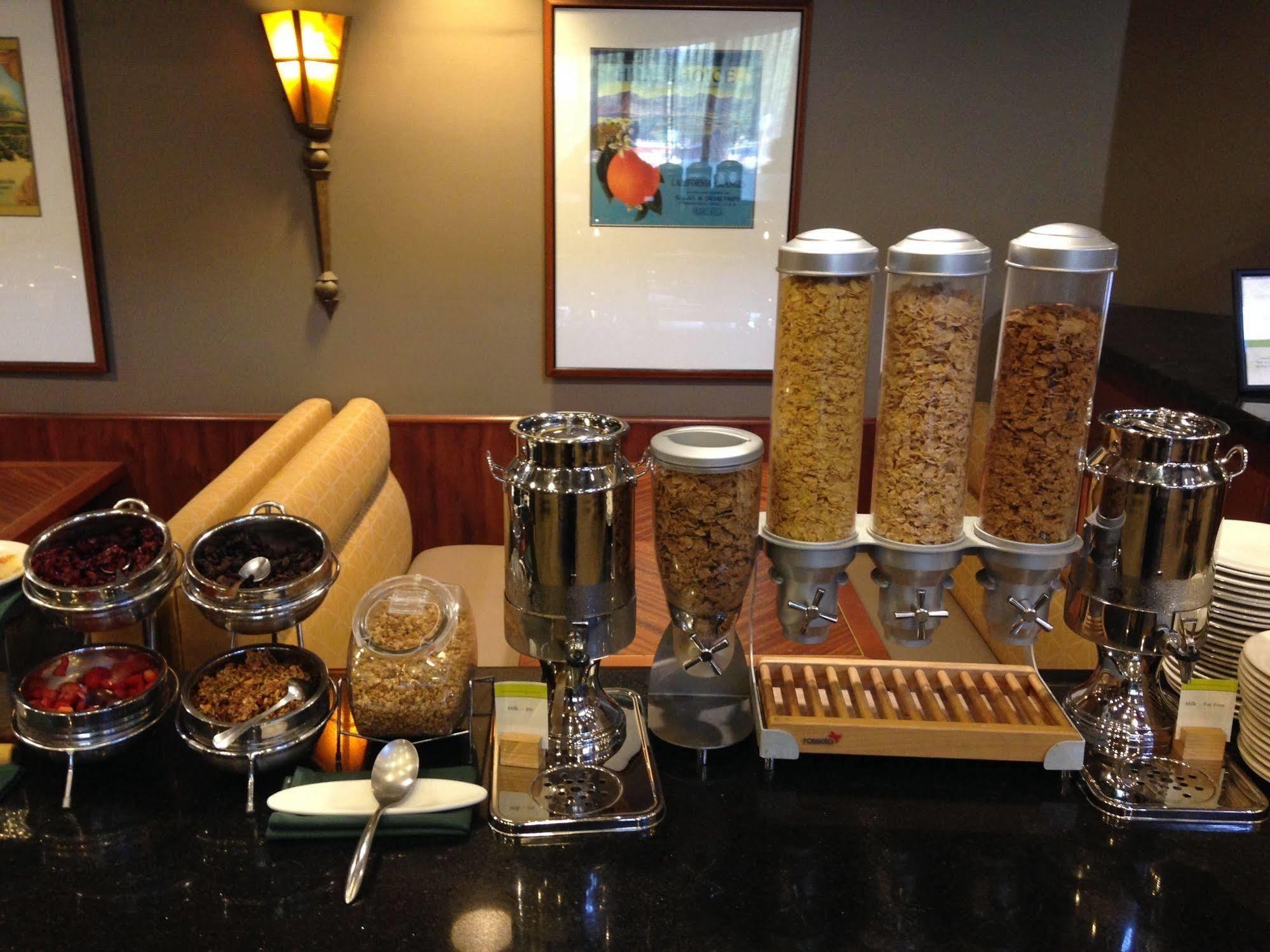 DoubleTree by Hilton Bakersfield Hotell Eksteriør bilde
